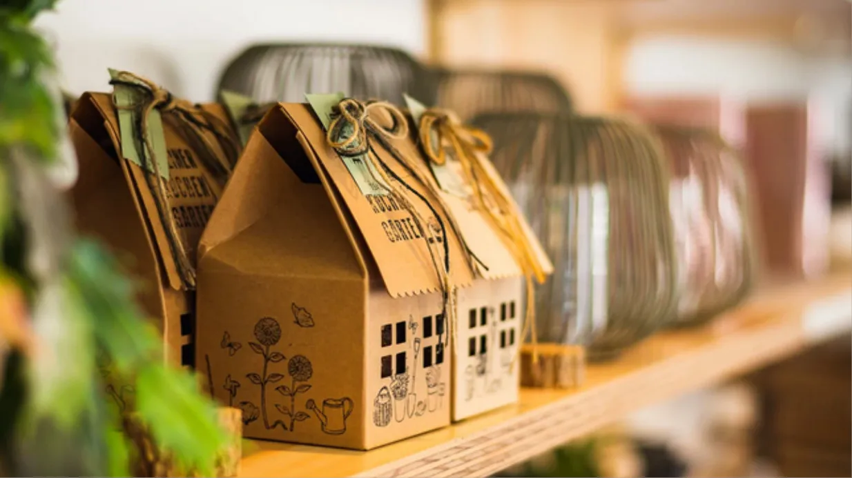 Schätze Bergen, Concept Store, Paket in Form eines kleinen Hauses